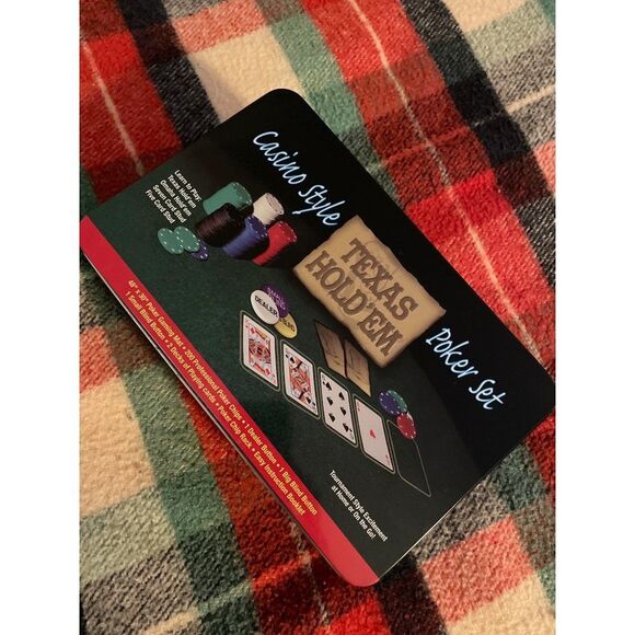 Casino Style Texas Hold’Em Poker Set New in tin, cards, chips, instructions, mat - Picture 2 of 6